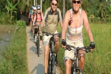 Hue City Tour and Thanh Toan Bridge Biking Day Trip